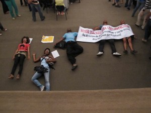 Artistas protestam na plateia por dinheiro. Foto Dimitri Ganzelevith.