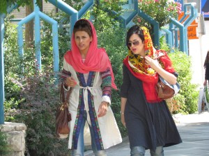 Garotas iranianas em trajes coloridos e cabelos discretamente à mostra (foto D.de Jesus)