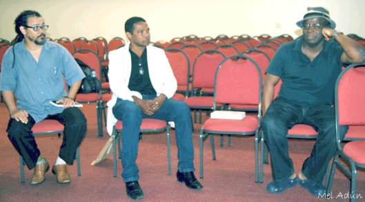 Guellwaar Adún e este escrevinhador no ato em solidariedade a Barbosa na manhã de 13/04/14 (foto Mel Adún)