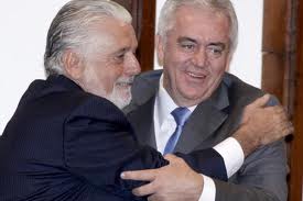 Los dos compañeros se ríen mientras que las madres lloran, em foto de propaganda