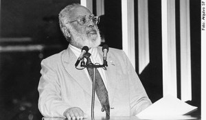 Abdias do Nascimento discursa na tribuna do Senado Federal, em denúncia contra o massacre de afrobrasileiros