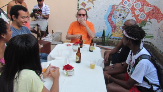 Em nosso quintal em dia de churrasco, Setaro faz o que mais gosta e é reverenciado