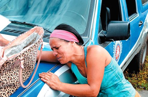 Em flagrante do fotógrafo Mauro Akin Nassor, o jornal Correio* ilustra com a imagem da manicure Claudijane Miranda matéria assinada pelo repórter Victor Lahiri sobre mais uma mãe que acaba de ver o corpo do filho caçula, seu terceiro a ser assassinado