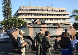 6/02/2012: tropas do Exército cercam a Assembleia Legislativa da Bahia, ocupada por PMs em greve (Foto: Adenilson Nunes, revista Época)