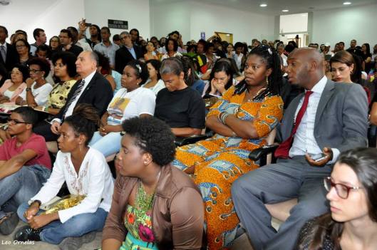 Ativistas, em primeiro plano, no evento quase tumultuado por agentes policiais