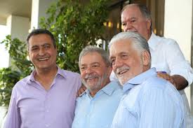 Amigões sorridentes: Rui, Lula, Wagner e Leão, de ponga