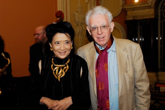 Chang e seu marido historiador, autores do livro resenhado positivamente "pela mídia ocidental" como uma granada desmistificadora