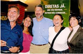 Leonelli (esq.) em evento de lançamento de livro sobre as Diretas-Já para a presidência do país, com o autor da emenda constitucional Dante de Oliveira