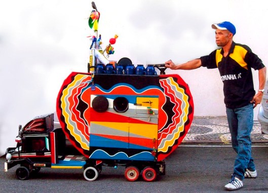 Vendedor de cafezinho ambulante e seu carrinho-obra-de-arte