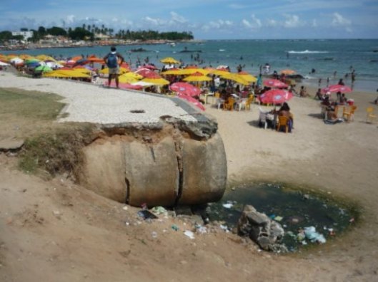 Uma das inúmeras praias da capital entregues a lixo e esgoto, em flagrante de Thiago Guimarães