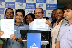 No picadeiro, ACM Neto e Roberto Sá Menezes exibem o contrato de mentirinha a quem tanto sonha