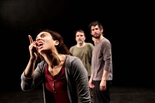 Os atores Nádia Santos, Jorge Cruz e Tiago Viegas em releitura de Sófocles no Chapitô de Lisboa