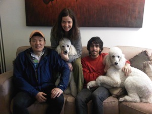 Joan Roney, ao centro, ativista em defesa dos cães e das florestas [clique para saber]