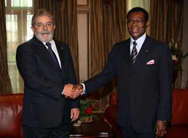 Lula, homenageado no 20 de novembro deste ano pelo bloco "afro" Ilê Aiyê, ao lado do sanguinário ditador Teodoro Obiang Nguema Mbasogo, de Guiné Equatorial, com o qual negociou a apoio da empreiteira OAS ao Ilê no desfile do Carnaval de 2013, cujo tema foi justamente "Guiné Equatorial" [clique para saber]