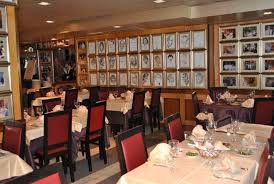 Interior do restaurante em Lisboa no qual Wagner tem duas fotos emolduradas na disputada parede