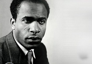 Fanon, doutor em psicanálise, defendeu a luta armada contra os franceses em Argélia