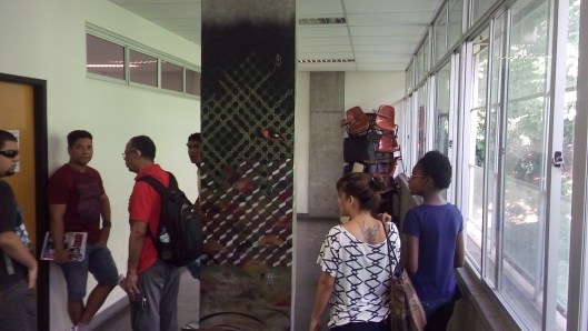 Facom, 9/03/2016: alunos que foram estudar, mas o professor foi barrado por articulação de ativistas que puseram uma barreira de carteiras na porta da sala