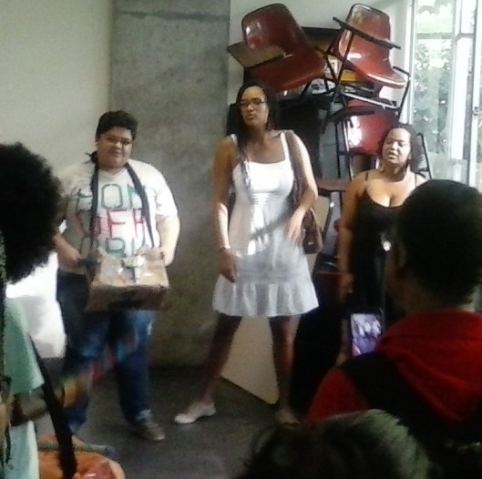 Ativistas de facções petistas em barricada na Facom contra este escrevinhador. Clique para ler