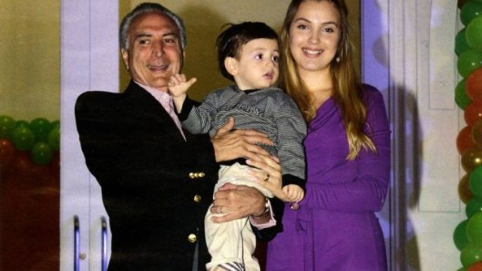 Michel Temer, 75 anos, e a esposa Marcela no aniversário de 2 anos do filho Michelzinho, em foto do Extra