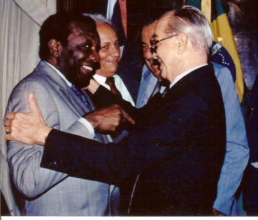 Em seu retorno ao Brasil depois de 14 anos exilado pela ditadura militar, Milton Santos é homenageado na Câmara Municipal de Salvador em ato proposto por Jorge Calmon, redator-chefe de A Tarde, jornal em que trabalhou antes de ser preso no golpe (foto: arquivo pessoal FC)