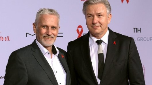 O então prefeito de Berlin, Klaus Wowereit (à esq.) , posa ao lado do parceiro Jörn Kubicki, em foto de Rainer Jensen
