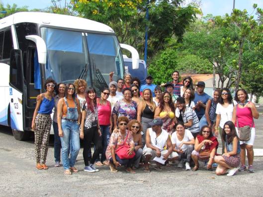 Grupo de alunas, alunos, professores e técnicos posa frente ao ônibus oficial da UFBA na manhã de 12/10 para início do périplo, sob coordenação deste escrevinhador