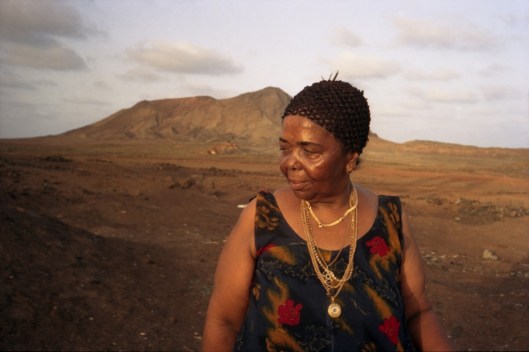 A lendária cantora Cesária Évora, da ilha São Vicente, a mais cultural e que concorre em prestígio com Santiago