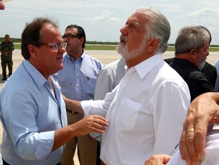 Los grandes camaradas: Geddel (esq.), Wagner e Lula (de costas)