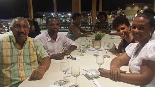 O ex-mnistro e jurista Mário Silva (à esq.), com Margarida Fontes em primeiro plano, uma colega da TV de Cabo Verde e este escrevinhador em jantr beneficente para ilha do Fogo, em foto de 22/10/16